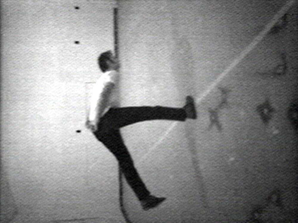 Bruce Nauman, capture d’écran de Slow Angle Walk (Beckett Walk), 1968 Collection Frac Île-de-France. Crédit Bruce Nauman/ Adagp, Paris, 2022 Courtesy Electronic Arts Intermix (EAI), New York  