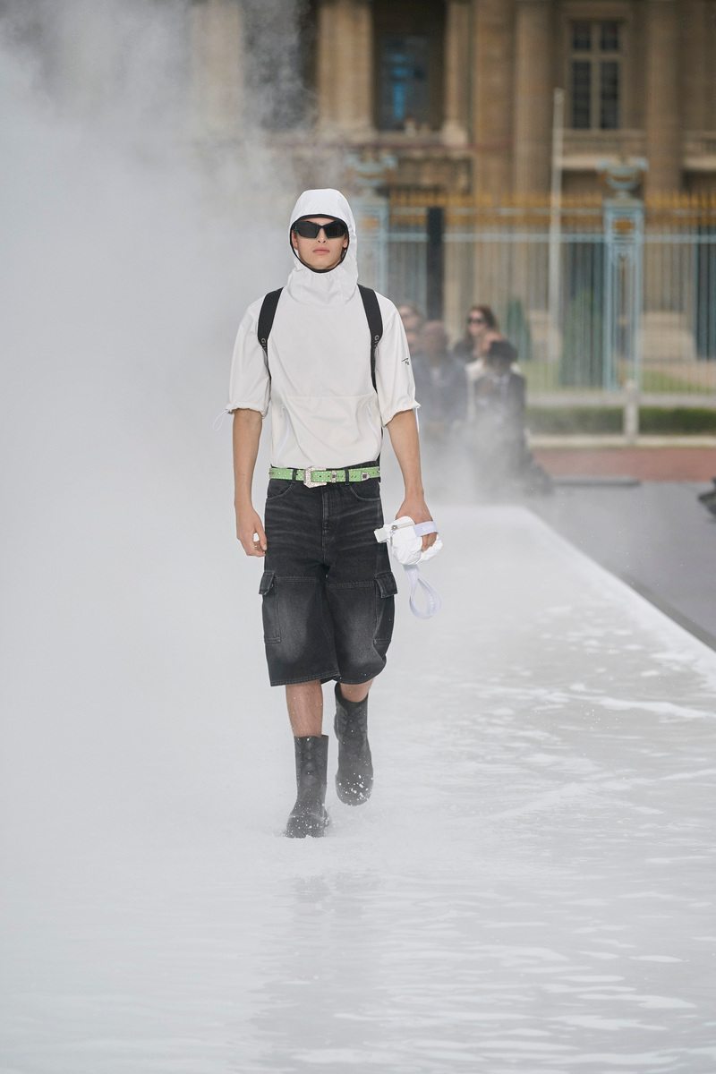 Logos, fluo et streetwear et tailoring se rencontrent chez Givenchy printemps-été 2023