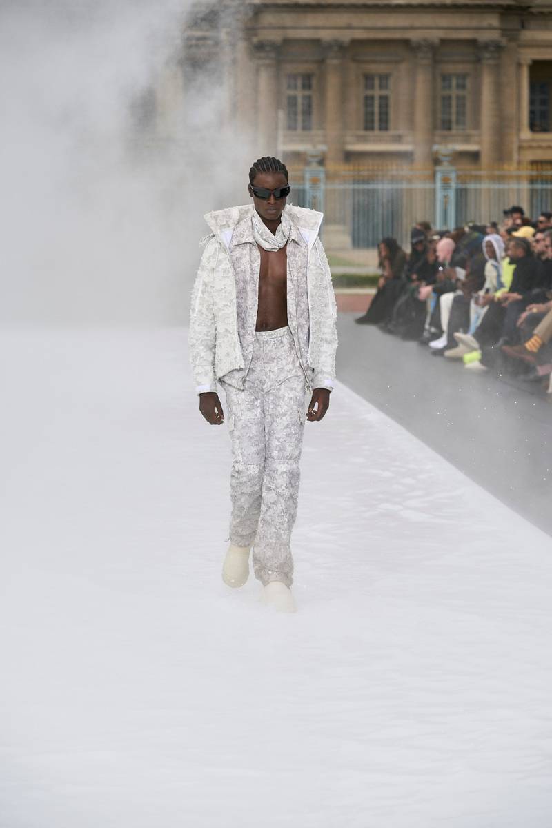 Logos, fluo et streetwear et tailoring se rencontrent chez Givenchy printemps-été 2023