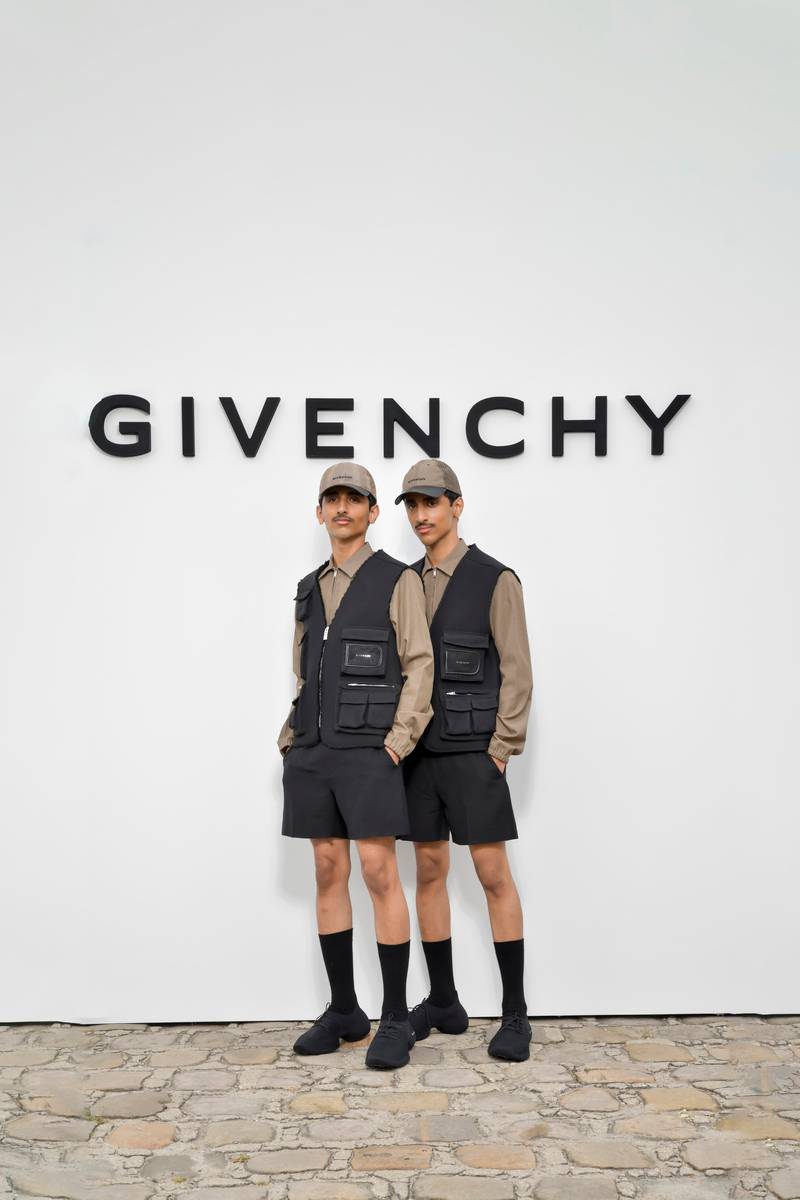 Habdan Twins au défilé Givenchy printemps-été 2023 à Paris