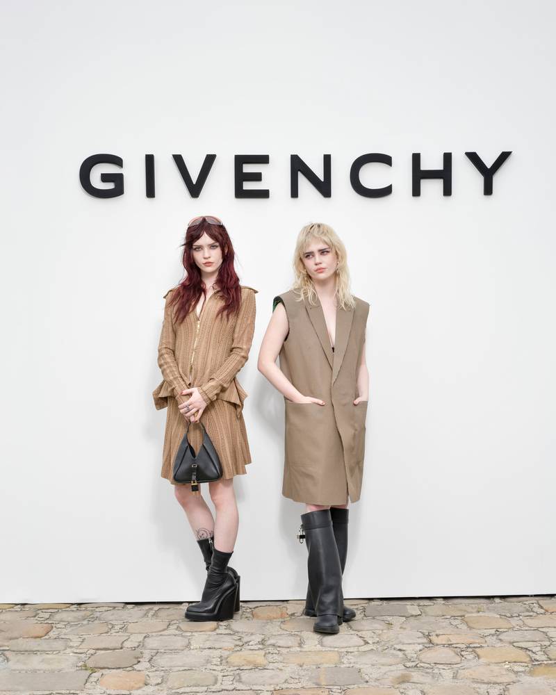 Sophie et Ellie Thatcher au défilé Givenchy printemps-été 2023 à Paris