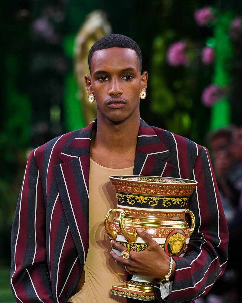 6 accessoires insolites repérés au défilé Versace printemps-été 2023