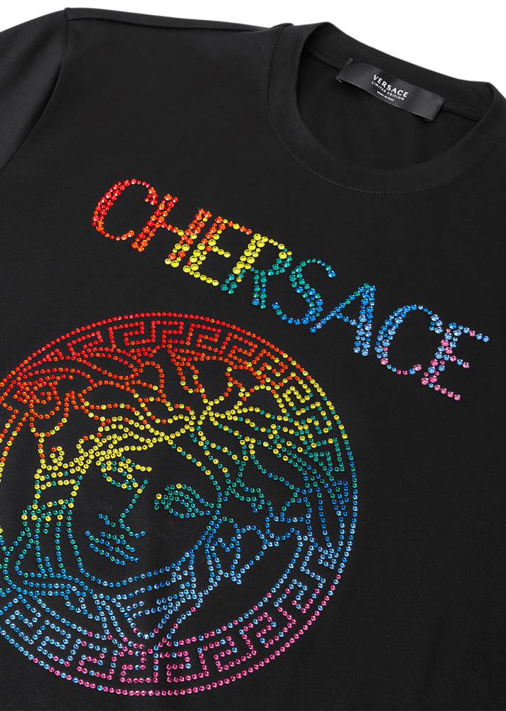 Chersace : la collaboration flamboyante et engagée de Cher et Donatella Versace pour le mois des Fiertés