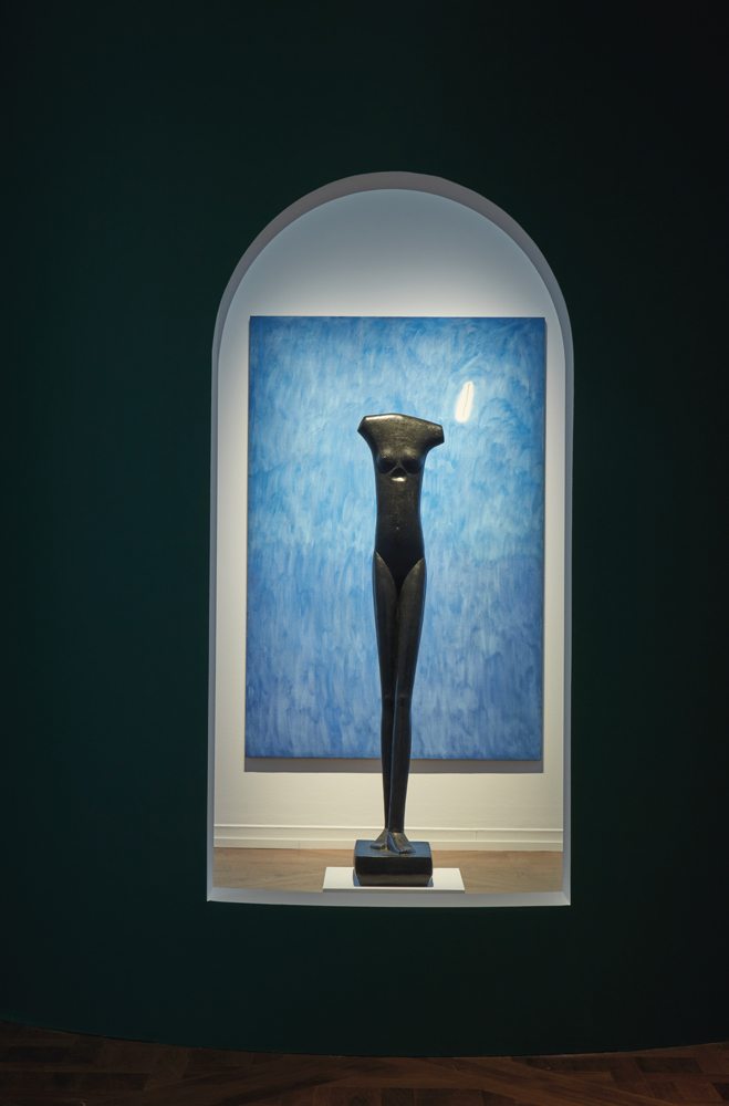 Vue de l'exposition “Hubert de Givenchy Collectionneur” chez Christie's Paris.