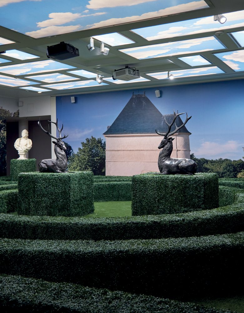 Vue de l'exposition “Hubert de Givenchy Collectionneur” chez Christie's Paris.