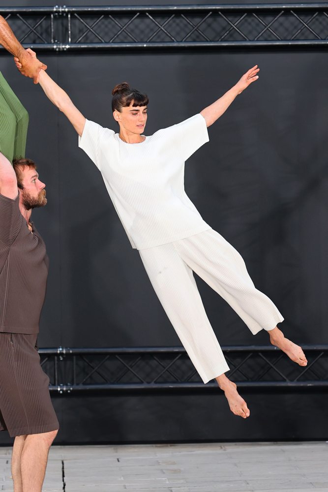 Danseurs et acrobates virevoltent au défilé Homme Plissé Issey Miyake printemps-été 2023