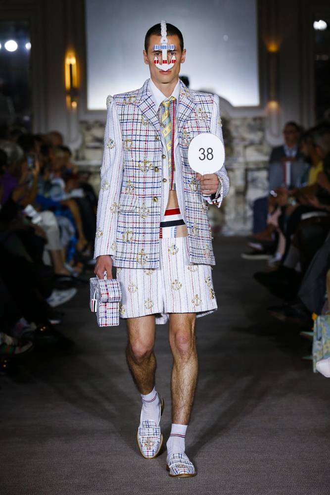 Pour son défilé printemps-été 2023, Thom Browne rend un hommage queer et sexy à la couture française 