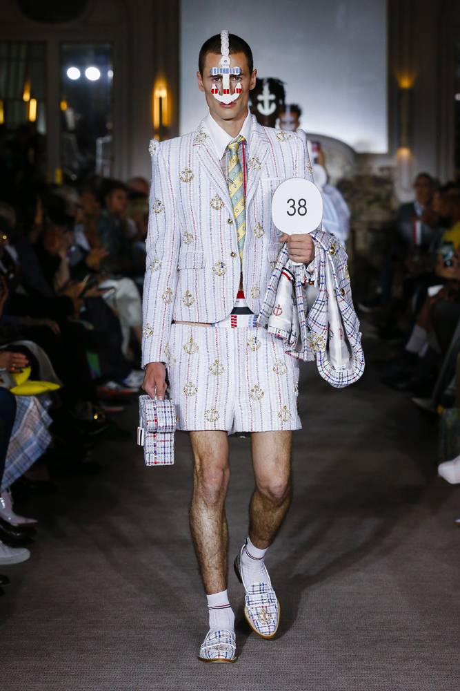 Pour son défilé printemps-été 2023, Thom Browne rend un hommage queer et sexy à la couture française 
