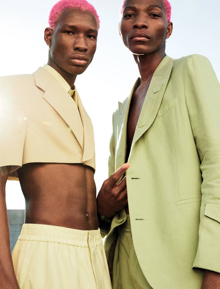 À gauche : veste courte en gabardine de coton, chemise courte en popeline de coton et bermuda en lin, FENDI. À droite : veste et pantalon de costume en lin, FENDI.