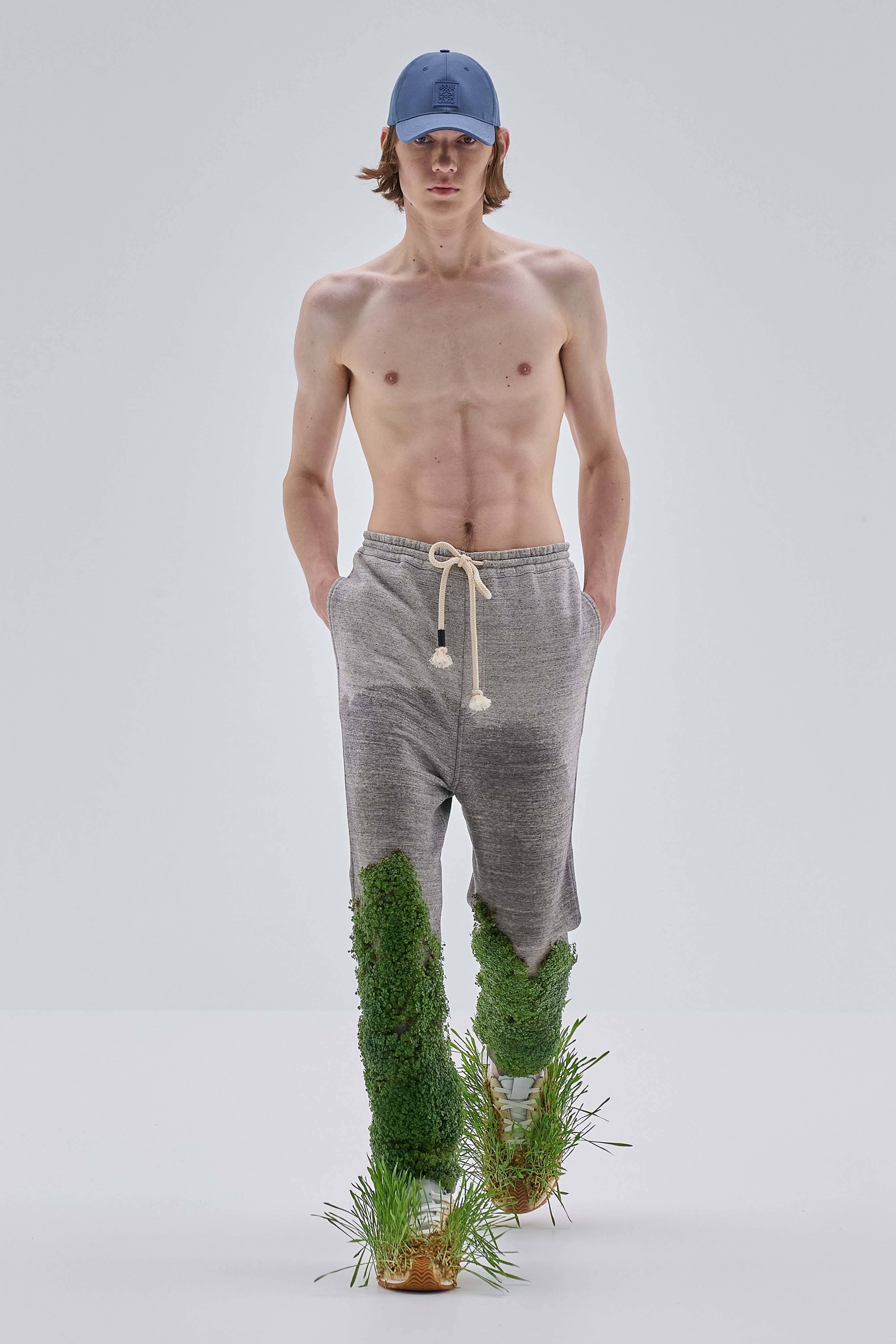 Loewe fait pousser des plantes sur les pièces de sa collection homme printemps-été 2023