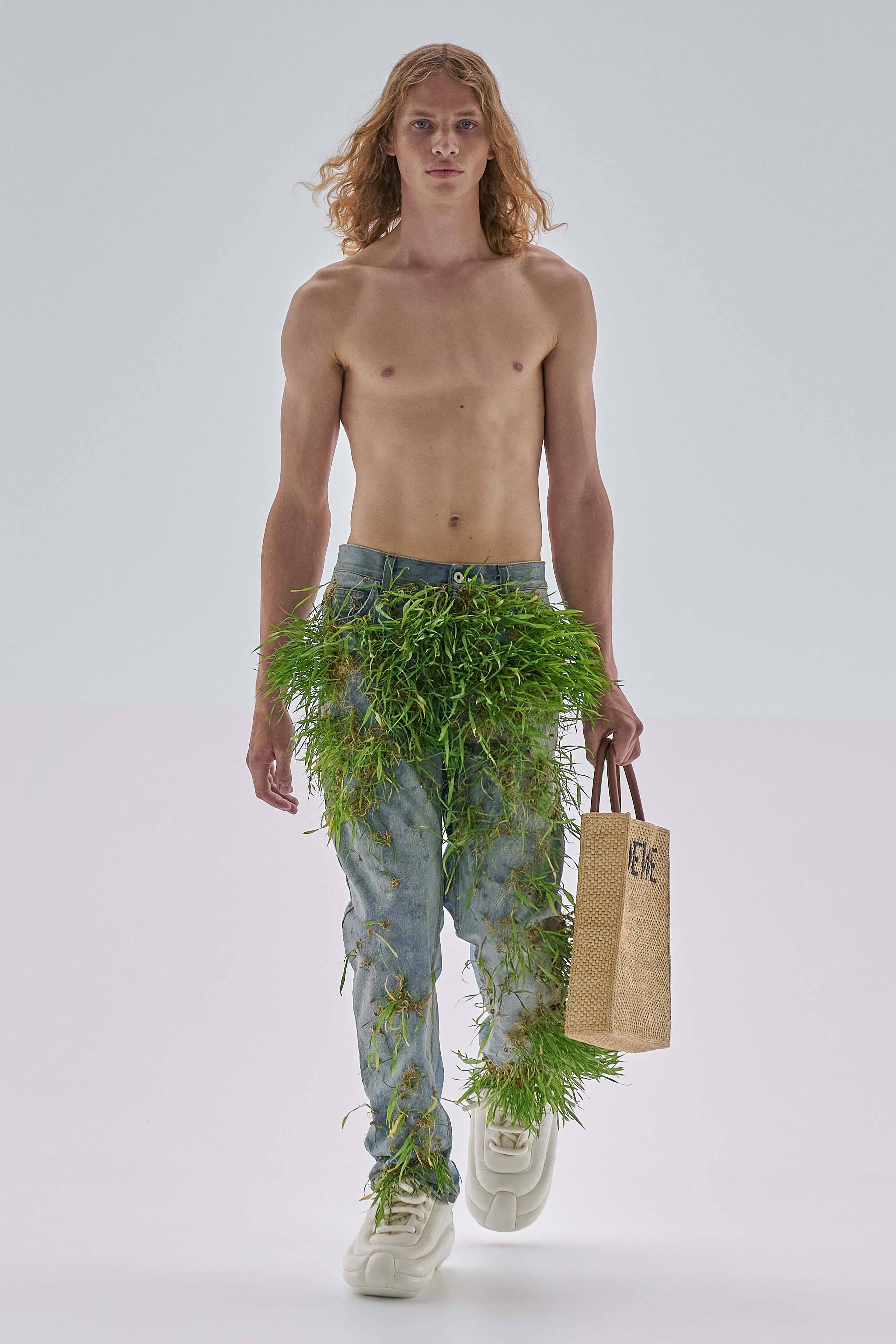 Loewe fait pousser des plantes sur les pièces de sa collection homme printemps-été 2023