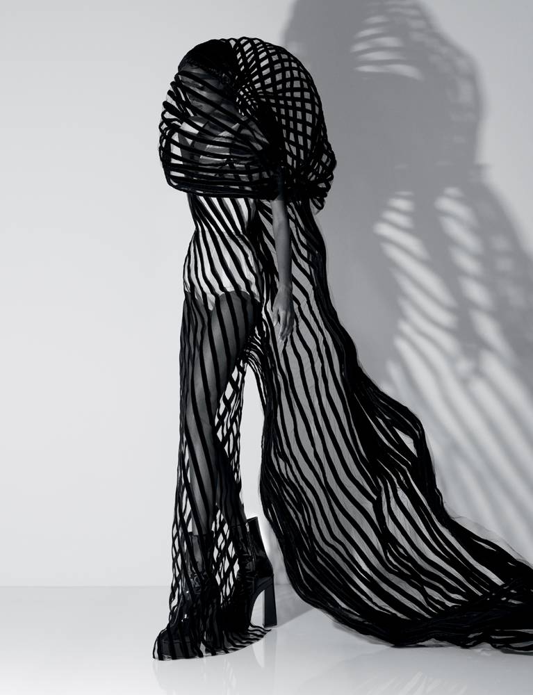 Robe tube en tulle et velours, Jean Paul Gaultier Haute Couture By Glenn Martens. Bottines, Jimmy Choo.
