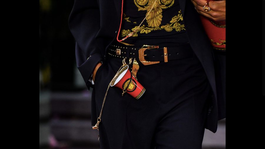 6 accessoires insolites repérés au défilé Versace printemps-été 2023