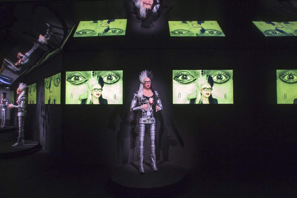ORLAN, ORLAN- OÏDE, 2018, sculpture robotique en métal, sonore et animée, 2 m x 0,75 cm, installation robotique et vidéo, dim. variables © Adagp, Paris, 2022 ; photogr. courtesy de l’artiste