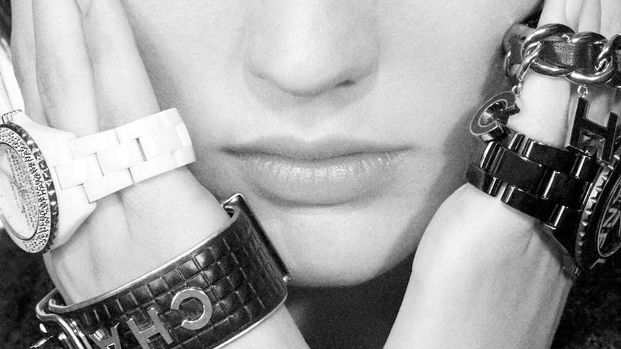 Chanel célèbre la logomania avec une collection de montres