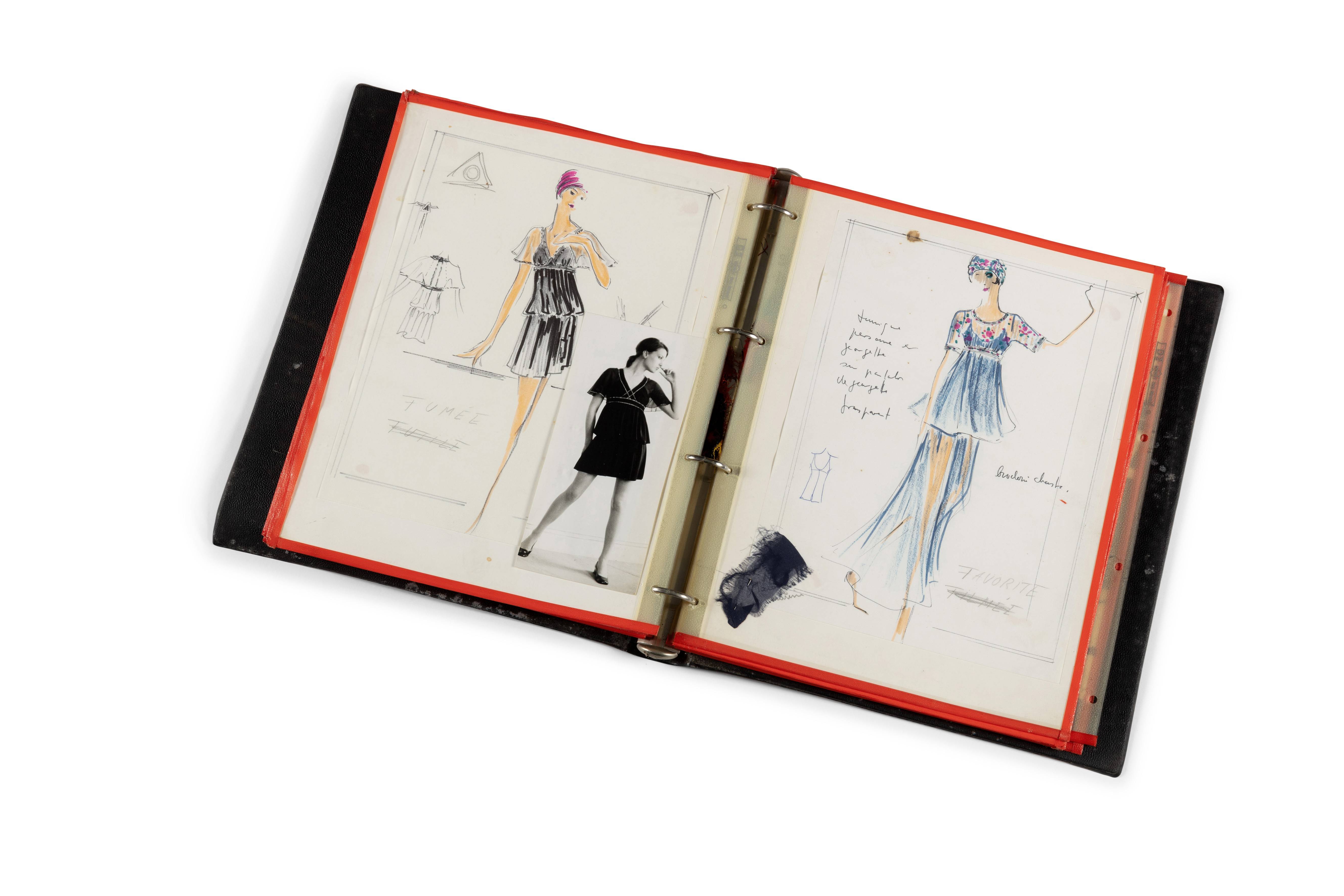 Karl Lagerfeld, Classeur comprenant 24 croquis de mode en couleurs et annotés et documentation de travail (Estimation :  18 000 – 25 000€)
Credit : Sotheby’s / ArtDigital Studio