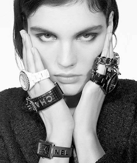 Chanel célèbre la logomania avec une collection de montres
