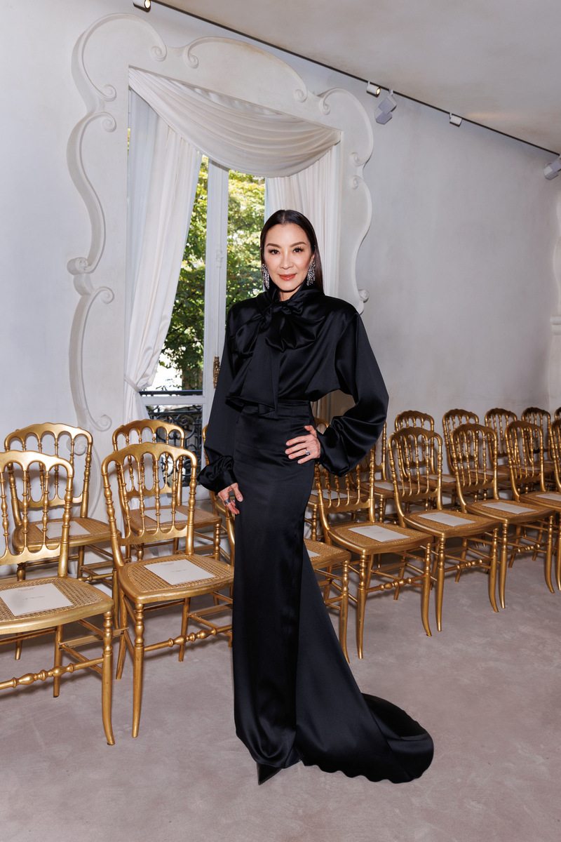 Michelle Yeoh au défilé Balenciaga haute couture automne-hiver 2022-2023