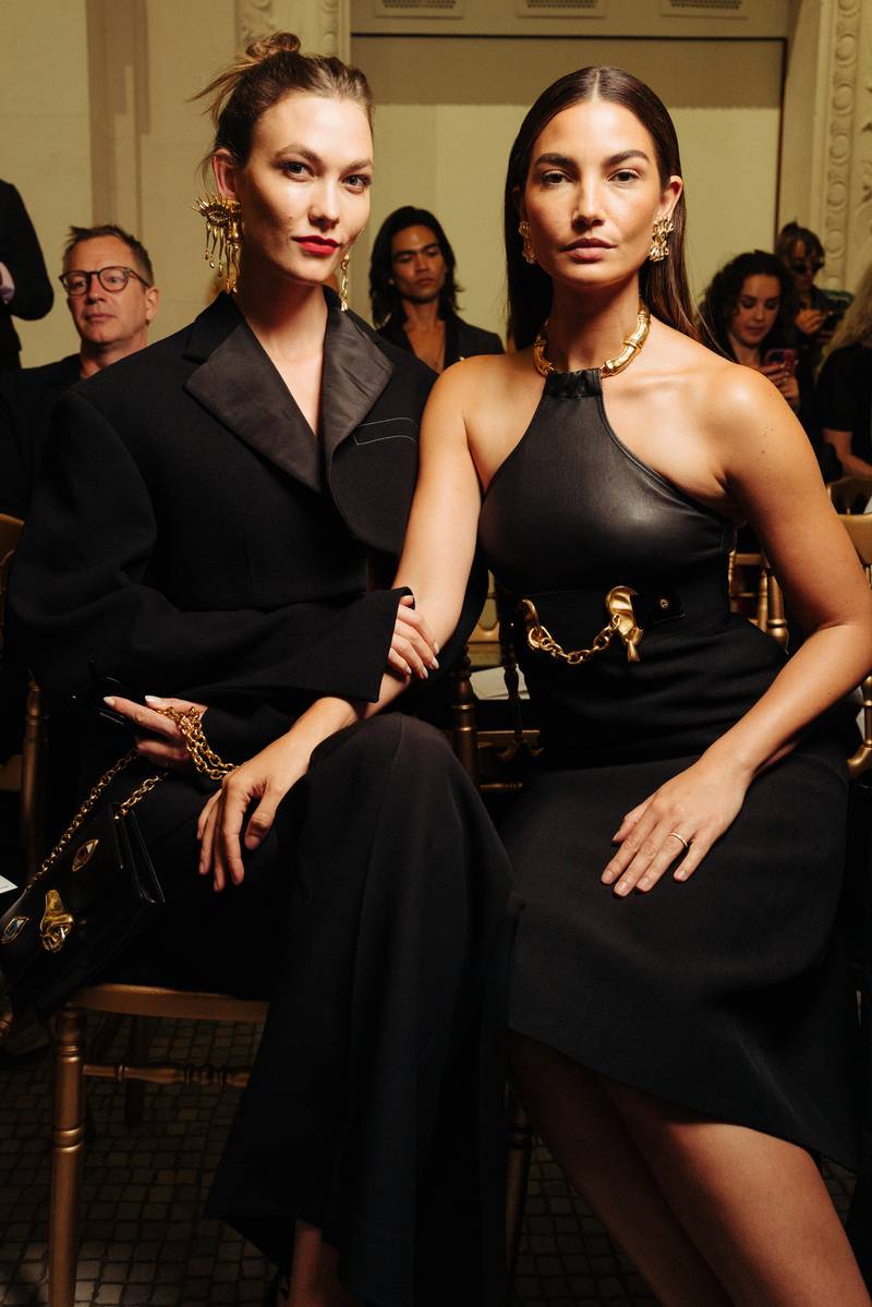 Karlie Kloss et Lily Aldridge au défilé Schiaparelli haute couture automne-hiver 2022-2023