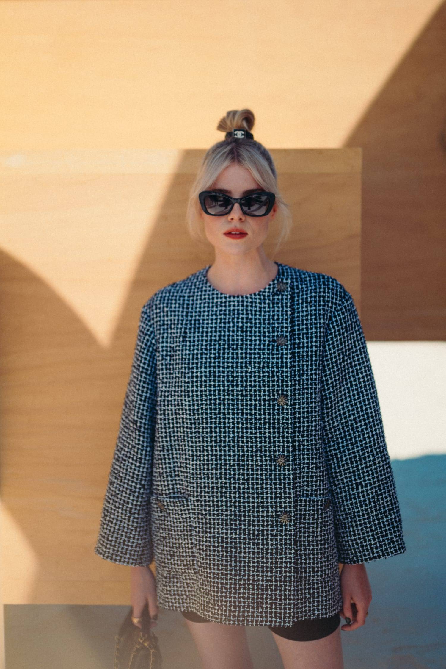 Lucy Boynton au défilé Chanel haute couture automne-hiver 2022-2023