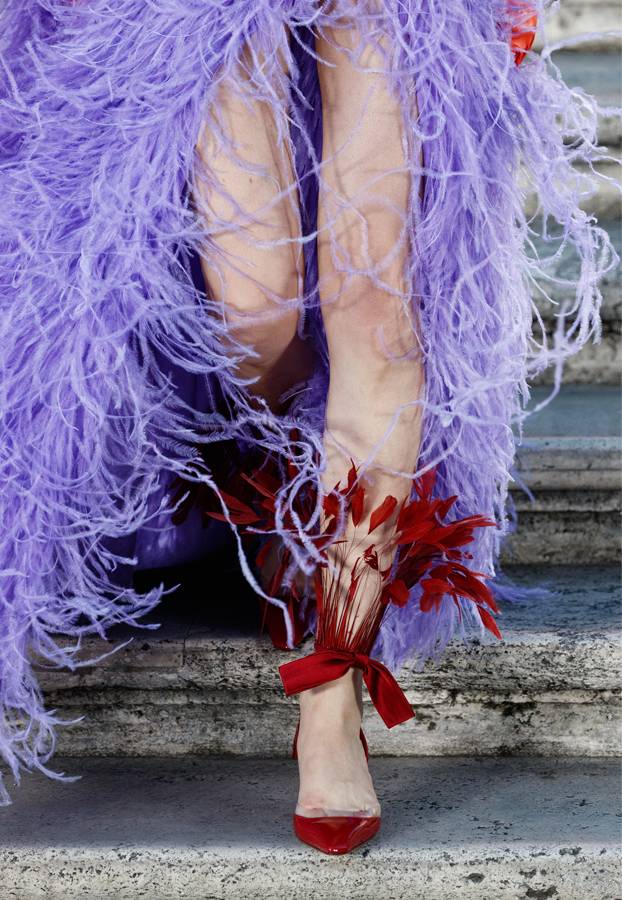 Coiffes majestueuses et sandales à fleurs : les accessoires exceptionnels de la collection Valentino haute couture automne-hiver 2022-2023