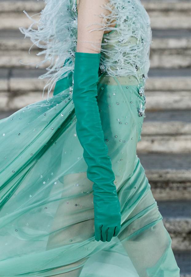 Coiffes majestueuses et sandales à fleurs : les accessoires exceptionnels de la collection Valentino haute couture automne-hiver 2022-2023