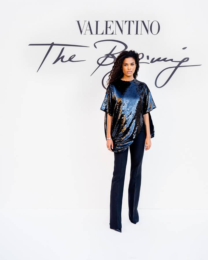 Tina Kunakey au défilé Valentino haute couture automne-hiver 2022-2023