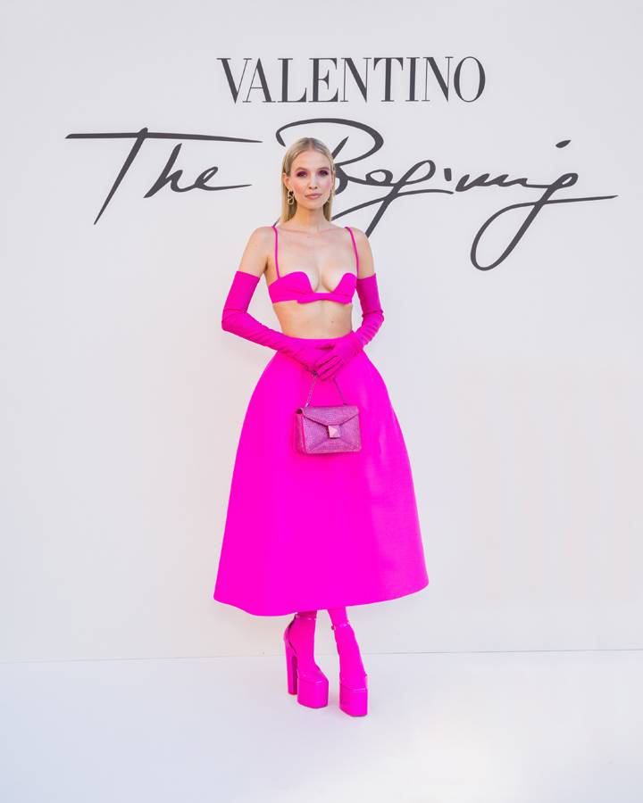 Leonie Hanne au défilé Valentino haute couture automne-hiver 2022-2023
