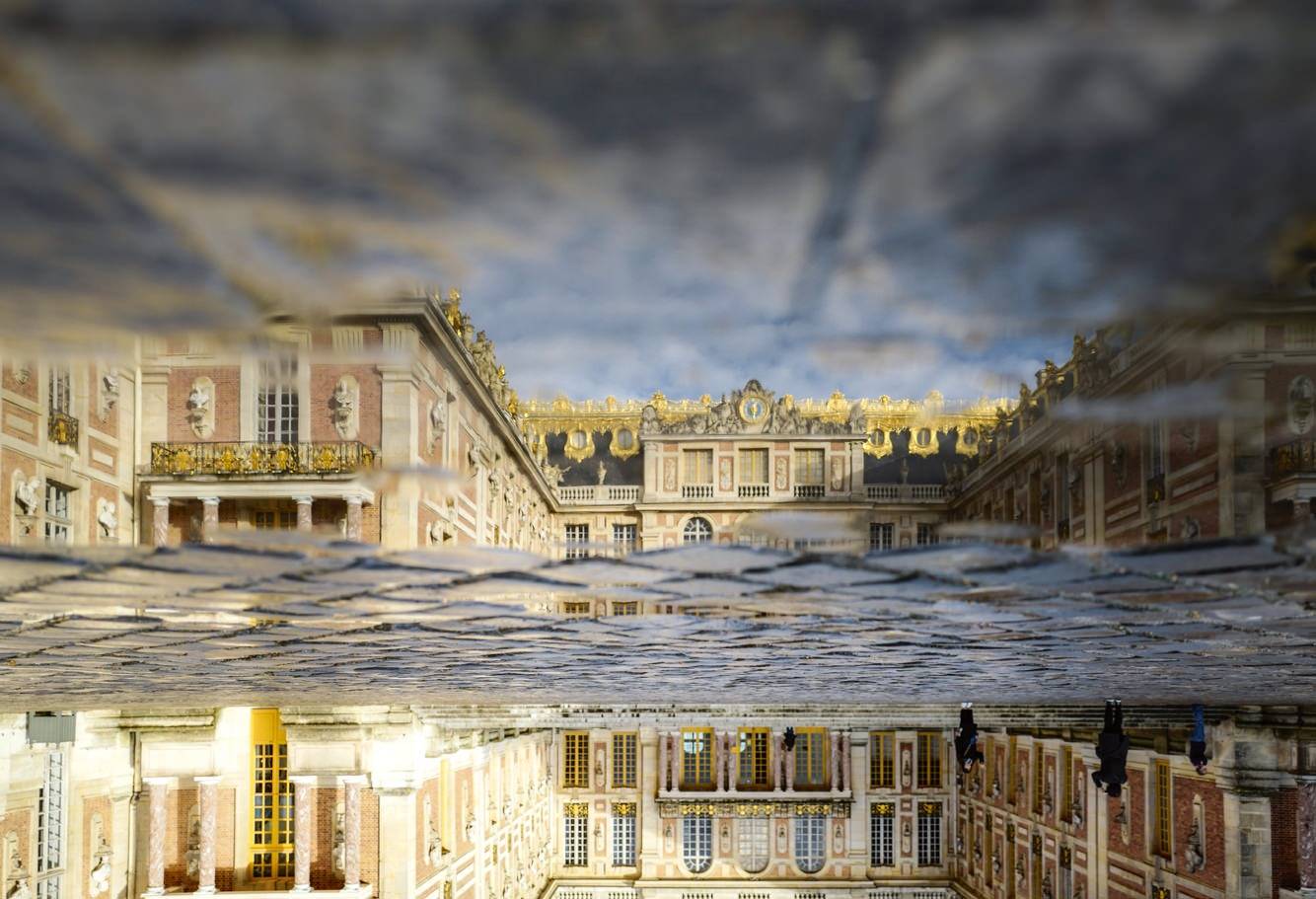 Image réalisée par Olafur Eliasson en vue de son exposition au Château de Versailles. Succédant à Anish Kapoor comme artiste invité du prestigieux domaine, le Danois de 49 ans présentera dans les jardins trois installations monumentales autour de l’eau.   