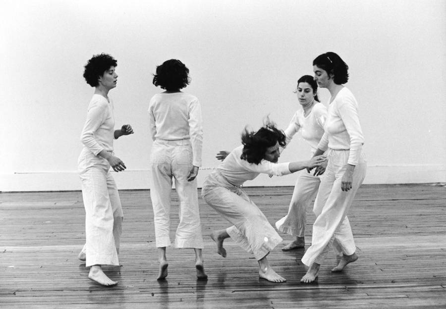 Babette Mangolte, “Trisha Brown répète « Line Up » dans son loft de Broadway avec, de gauche à droite, Wendy Perron, Judith Ragir, Trisha Brown, Mona Sulzman et Elizabeth Garren” (1977). Avec l’aimable autorisation de Babette Mangolte.
