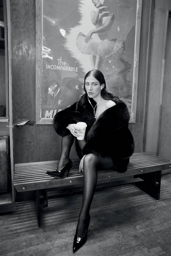 Coat and heels, SAINT LAURENT PAR ANTHONY VACCARELLO. Tights, WOLFORD.
