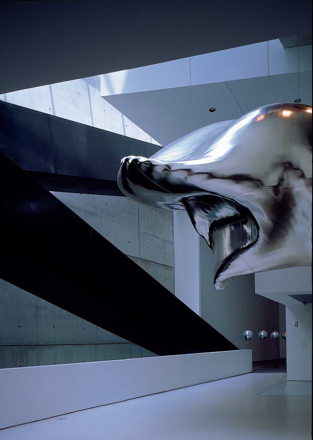 Déployé sur plus de 25 000 m2, le Rosenthal Contemporary Arts Center de Cincinnati est l’un des premiers musées réalisés par Zaha Hadid, tel un manifeste de son architecture souvent décrite comme “déconstructiviste”. Ici, vue de l’espace exposant la sculpture Cloud no 1 d’Iñigo Manglano-Ovalle en 2003.