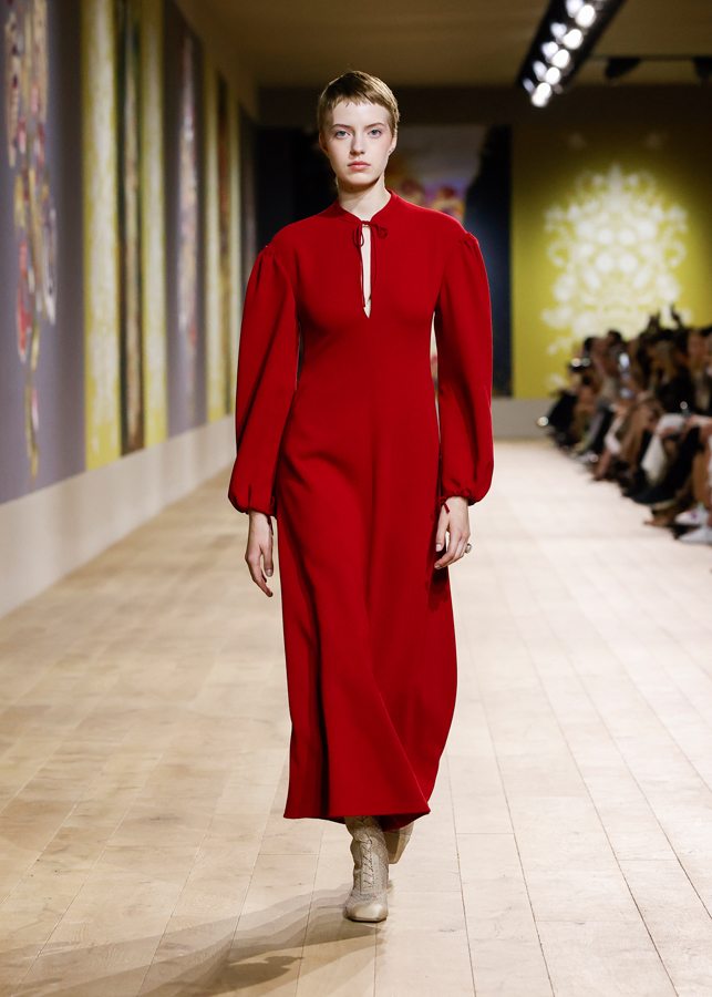 Dior dévoile une collection haute couture automne-hiver 2022-2023 entre virtuosité et cultures folkloriques