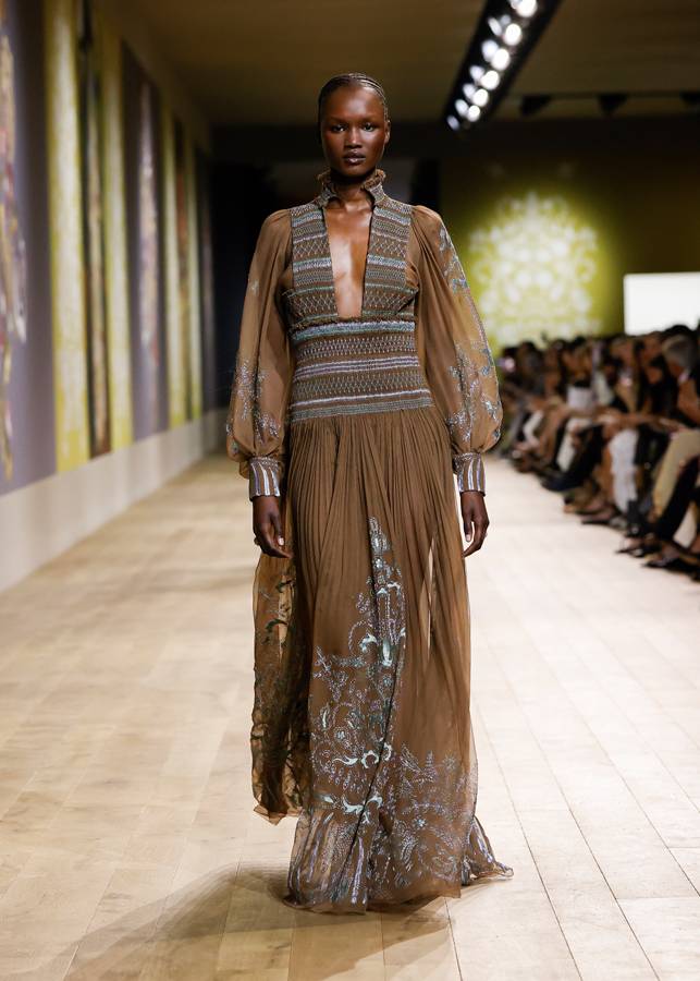Dior dévoile une collection haute couture automne-hiver 2022-2023 entre virtuosité et cultures folkloriques