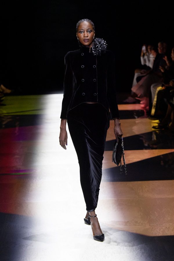 Giorgio Armani Privé s'inspire des années folles dans sa collection haute couture automne-hiver 2022-2023