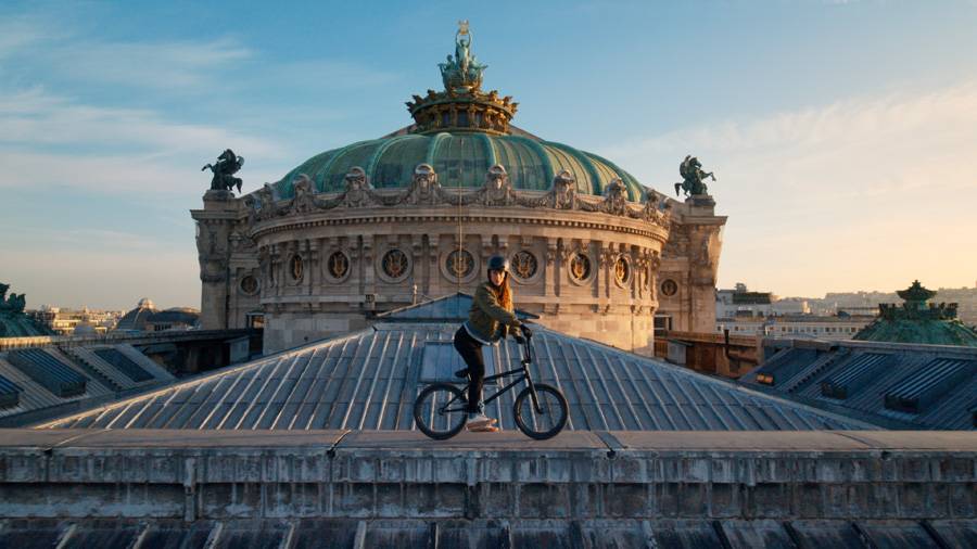 Still tiré du film “Rider”(version longue) avec la championne de BMX Estelle Majal sur le toit de l'Opéra Garnier à Paris, diffusé dans le cadre de la cérémonie de passation des jeux de Tokyo à Paris 
© Valentin Petit