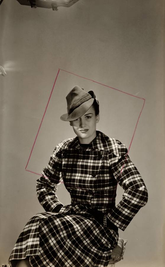 Lee Miller, “Chapeaux Pidoux” (avec marque de recadrage originale de Vogue Studio), Londres, Angleterre (1939). Avec l’aimable autorisation de Lee Miller Archives.