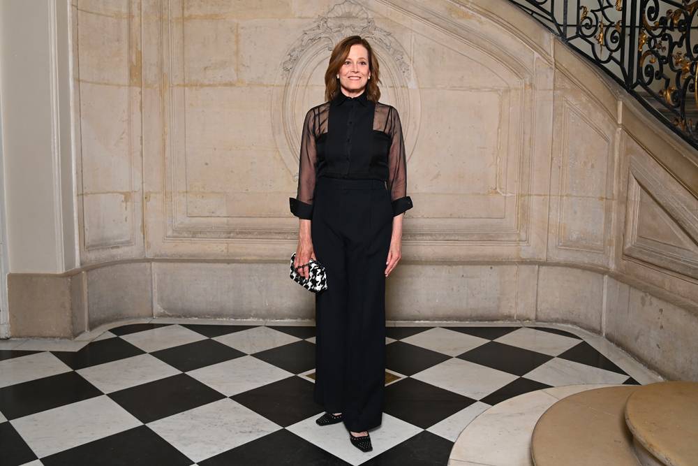 Sigourney Weaver au défilé Dior haute couture automne-hiver 2022-2023