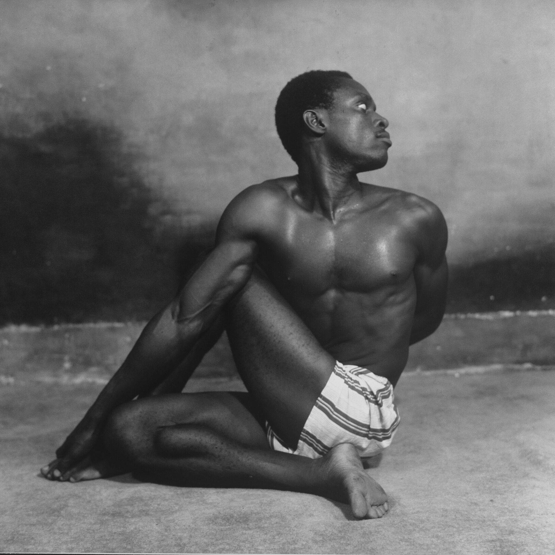 James Baron's, “Peter Dodoo”, élève de yoga de M. Strong, Studio Ever Young, Jamestown, Accra (c.1955) © James Barnor