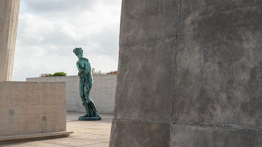 Au sommet de la Cité radieuse, les sculptures érodées de Daniel Arsham rencontrent l’héritage de Le Corbusier