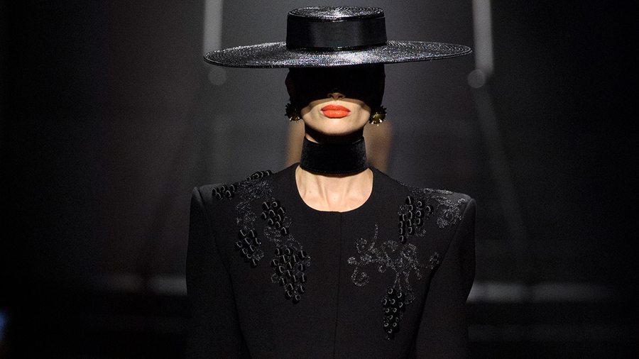 Schiaparelli haute couture automne-hiver 2022-2023 : Entre glamour et extravagance signature 