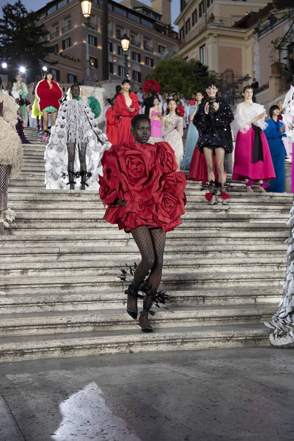 Valentino unveils its new grand couture show in an iconic square in Rome