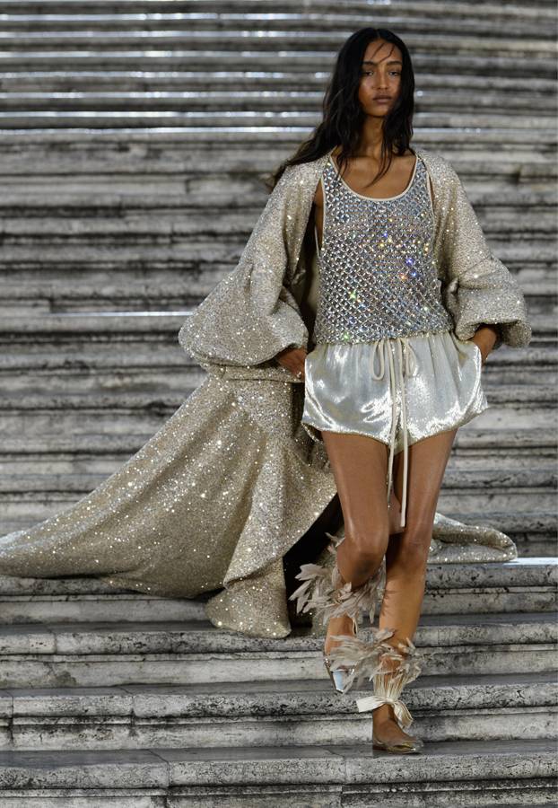 Valentino présente son nouveau défilé haute couture grandiose sur une place iconique de Rome