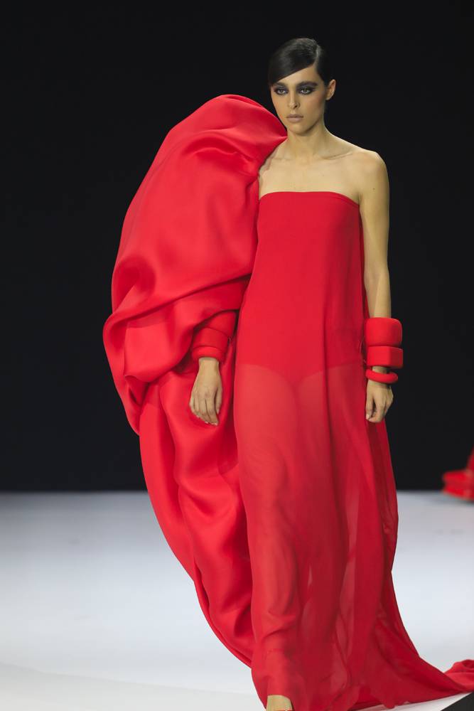 Pour son défilé couture automne-hiver 2022, Stéphane Rolland rend un hommage poétique à Barbara
