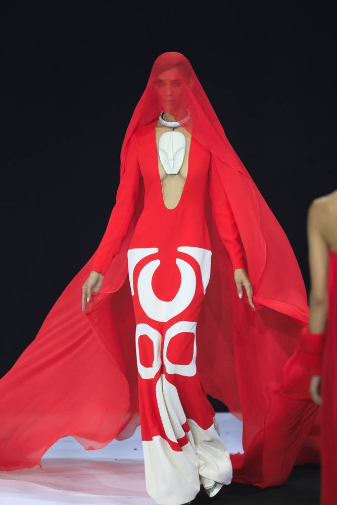 Pour son défilé couture automne-hiver 2022, Stéphane Rolland rend un hommage poétique à Barbara