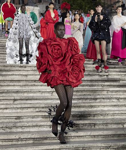 Valentino présente son nouveau défilé haute couture grandiose sur une place iconique de Rome