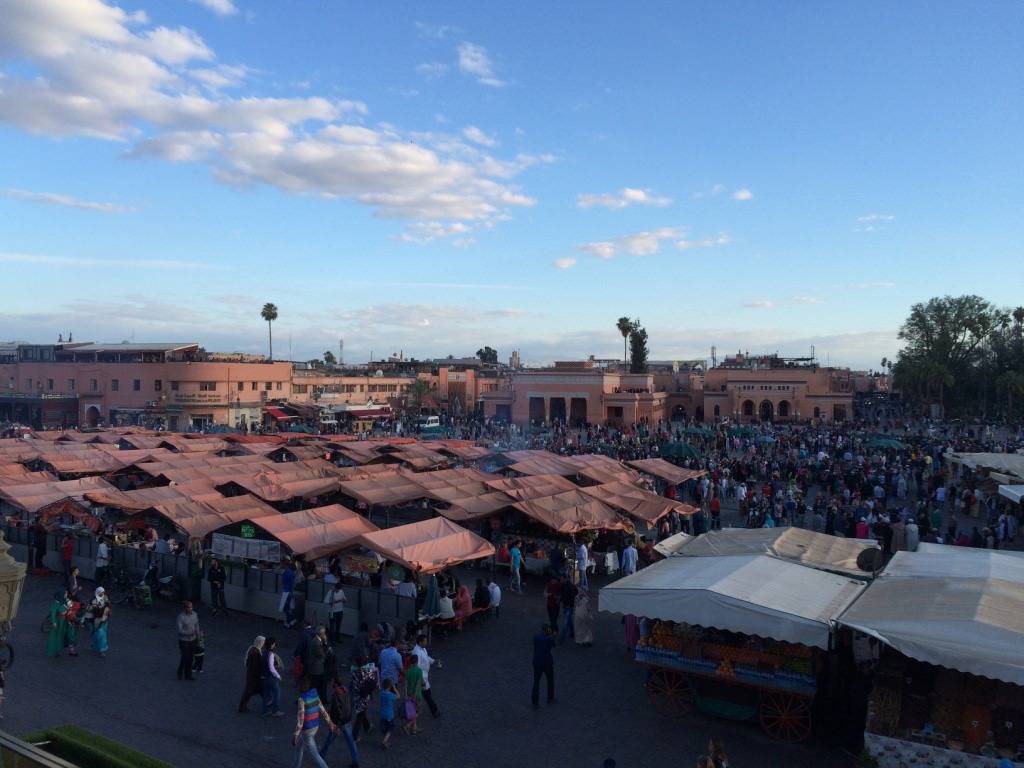 La place Jemaa-el-Fna à Marrakech en pleine journée.