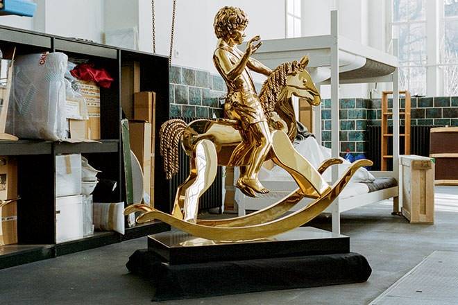Powerless Structures, Fig. 101 (2012). Moulage en bronze et or 24 carats, et piédestal en métal laqué, 152 x 160 x 65 cm. Cette oeuvre, référence ironique à la statue équestre de George IV, a originellement été conçue pour Trafalgar Square.
