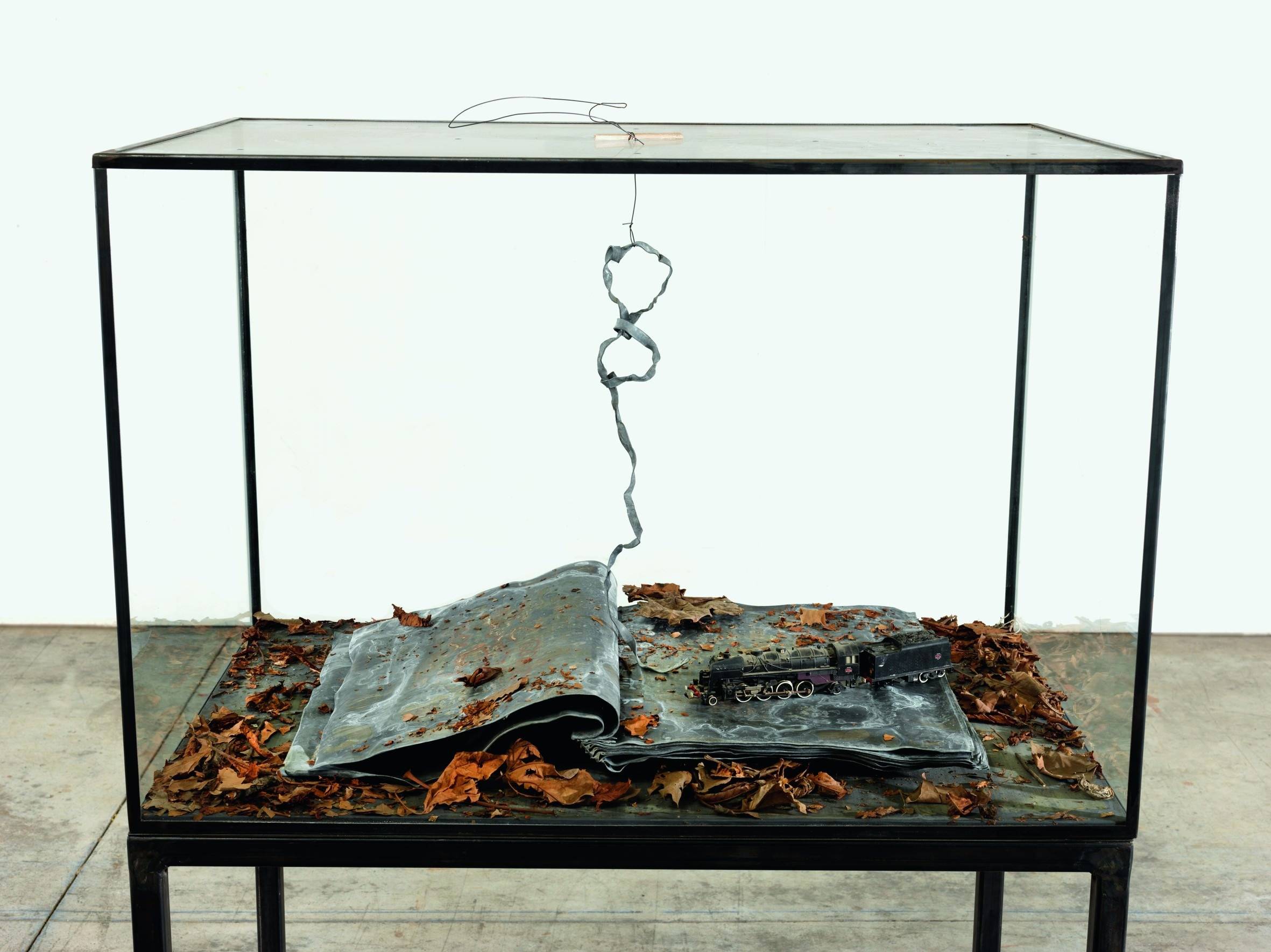Ouroboros (2014),  verre, métal, plomb, feuilles séchées   et plastique,   132 x 90 x 60 cm.  Collection particulière  Photo : © Georges Poncet