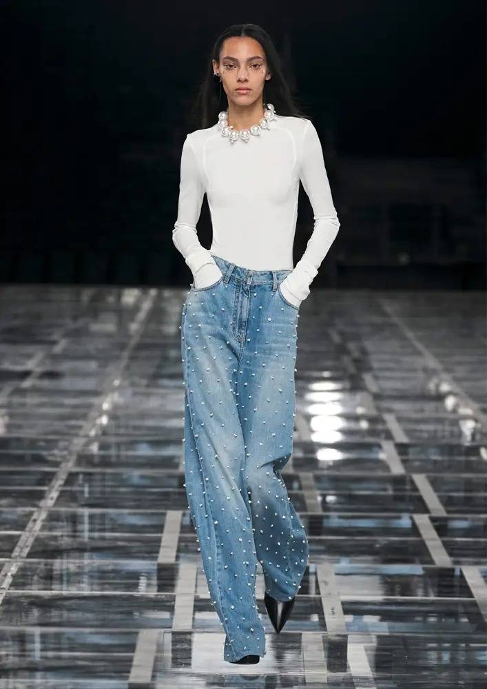 Le jean perlé et strassé de Givenchy par Matthew M. Williams automne-hiver 2022-2023